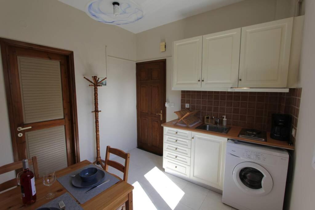 ארגוסטולי Cozy Apartment In The Heart Of The Town מראה חיצוני תמונה